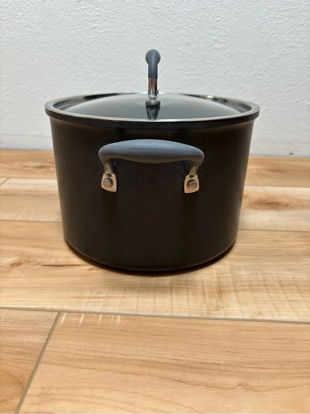 The Pampered Chef Stock Pot with Glass Lid and Soft-Grip Handles